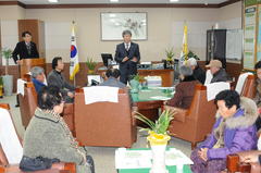 의회 방문한 월야주민 의장님께서 의원들이 군살림에 대한 역할 설명(2013.1.9)