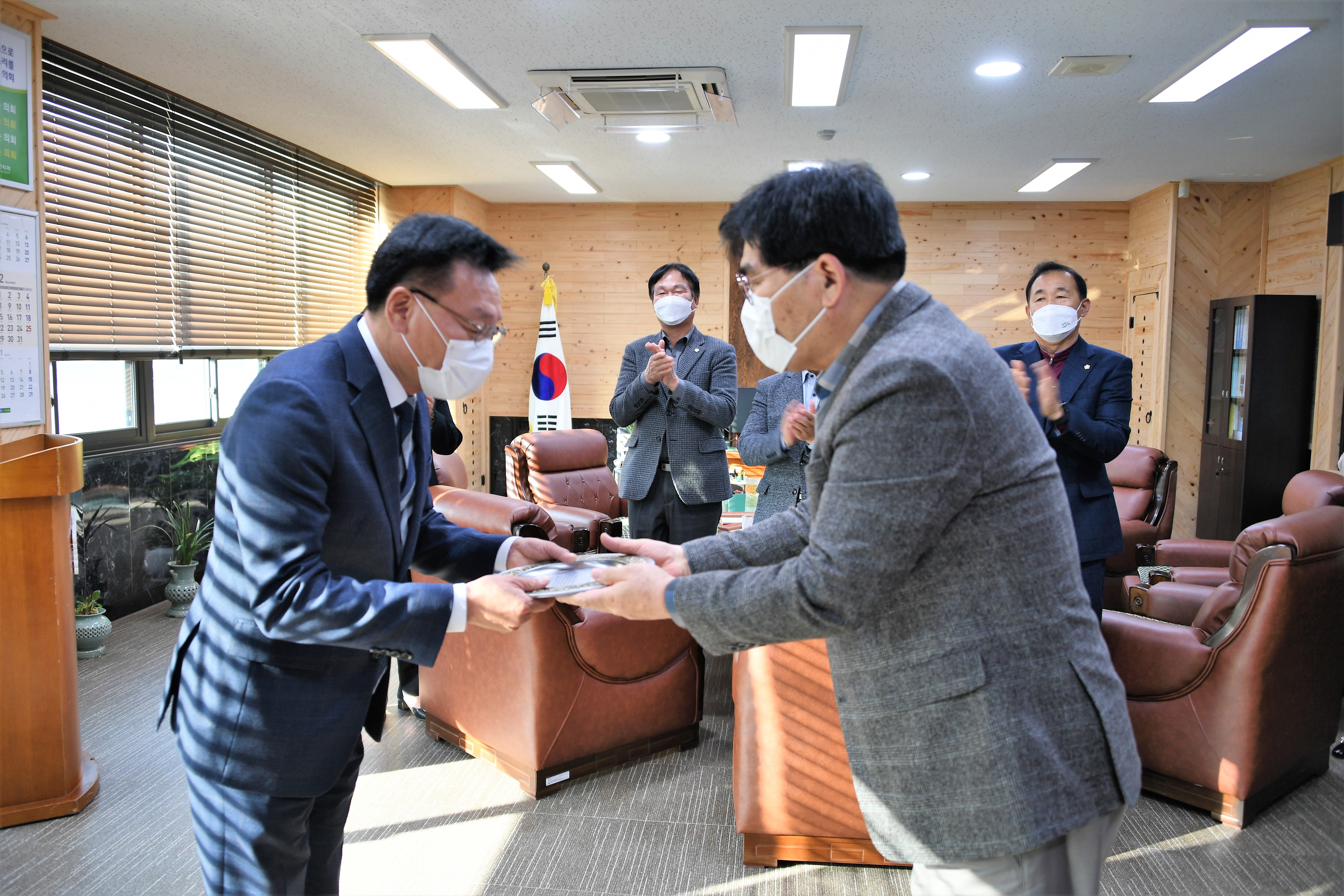 제15차 의원간담회 및 공로패 전달식(2021.12.23.) 2