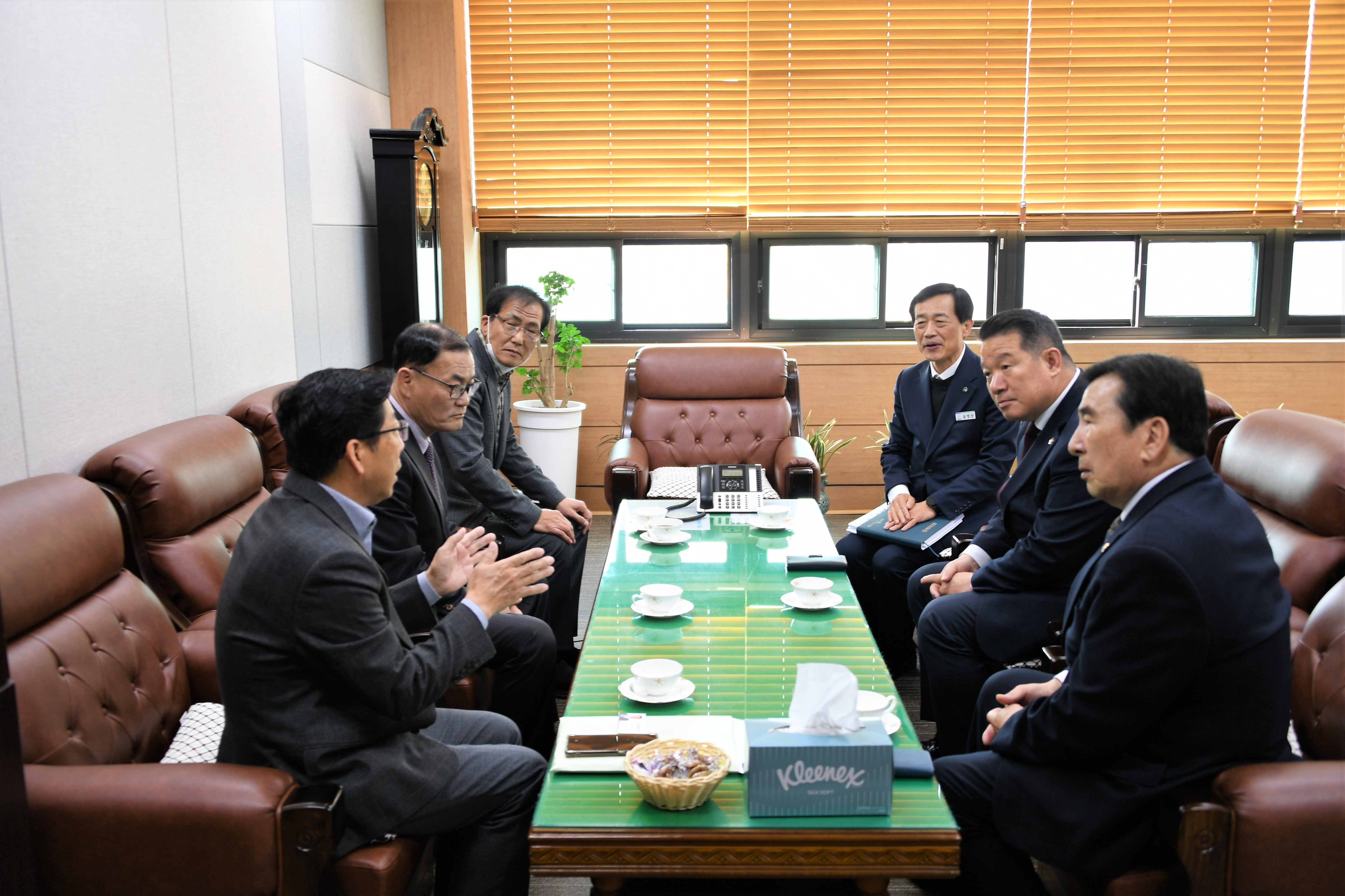 결산감사위원 위촉장 수여(2023.4.12.) 1
