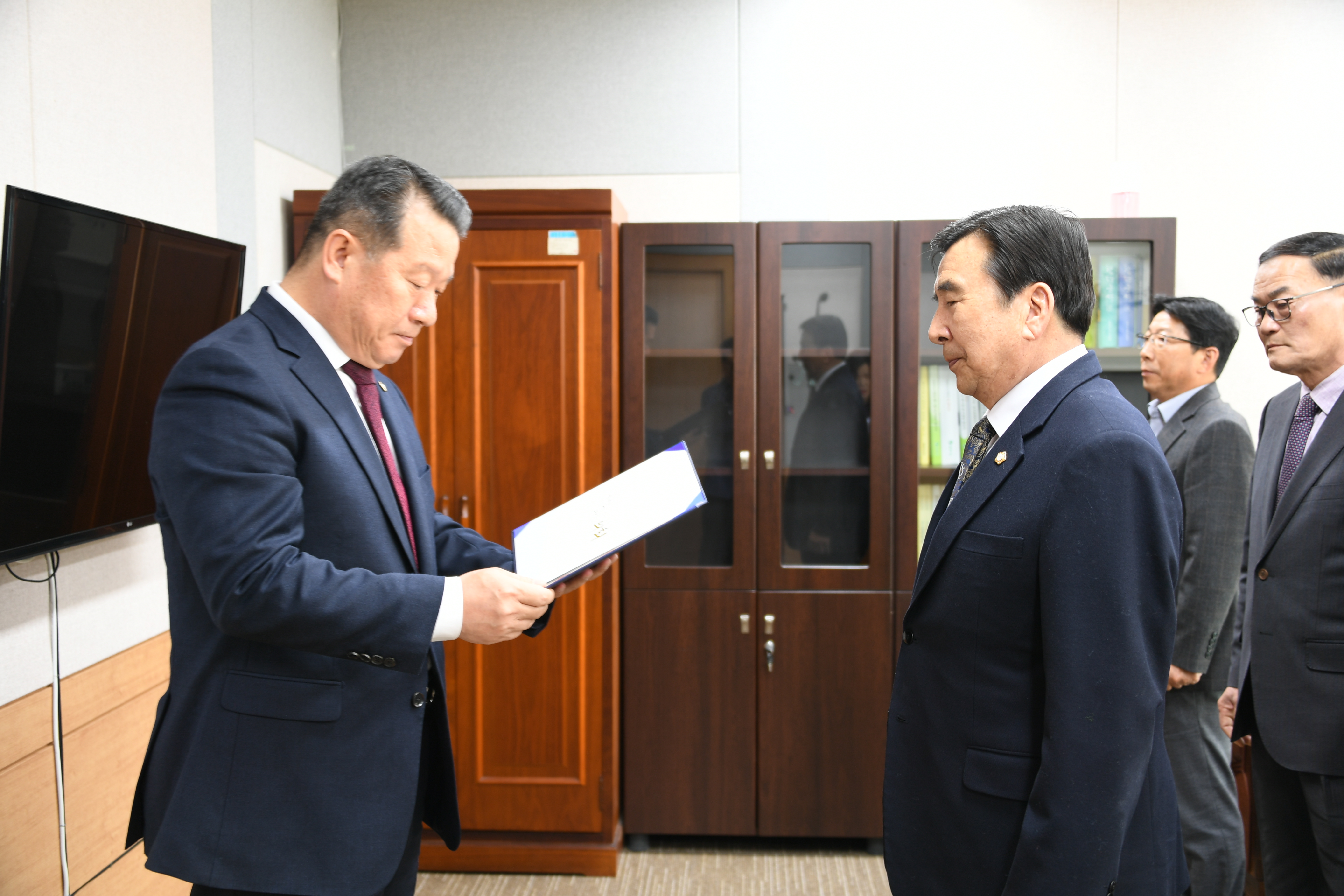 결산감사위원 위촉장 수여(2023.4.12.) 3