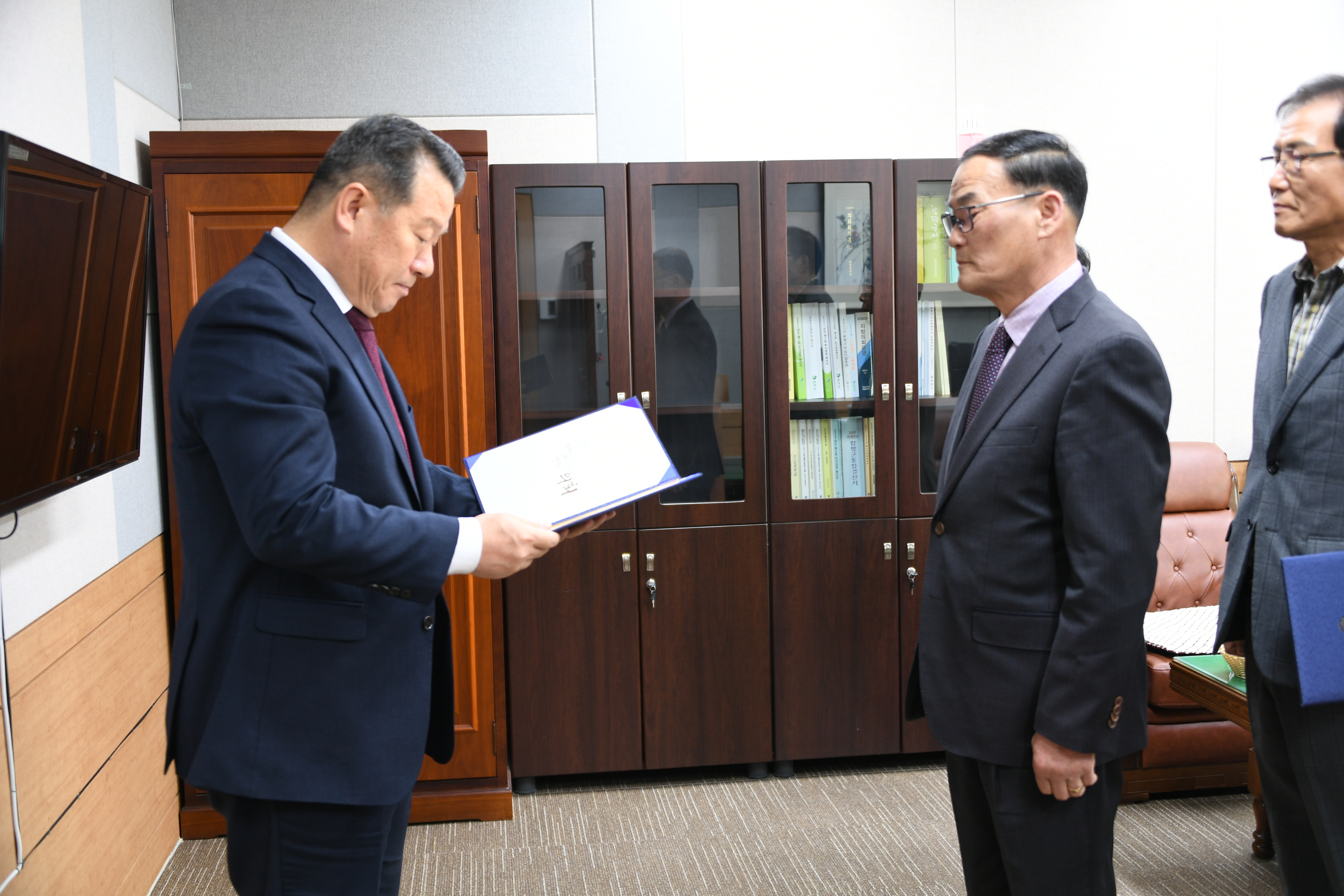 결산감사위원 위촉장 수여(2023.4.12.) 5