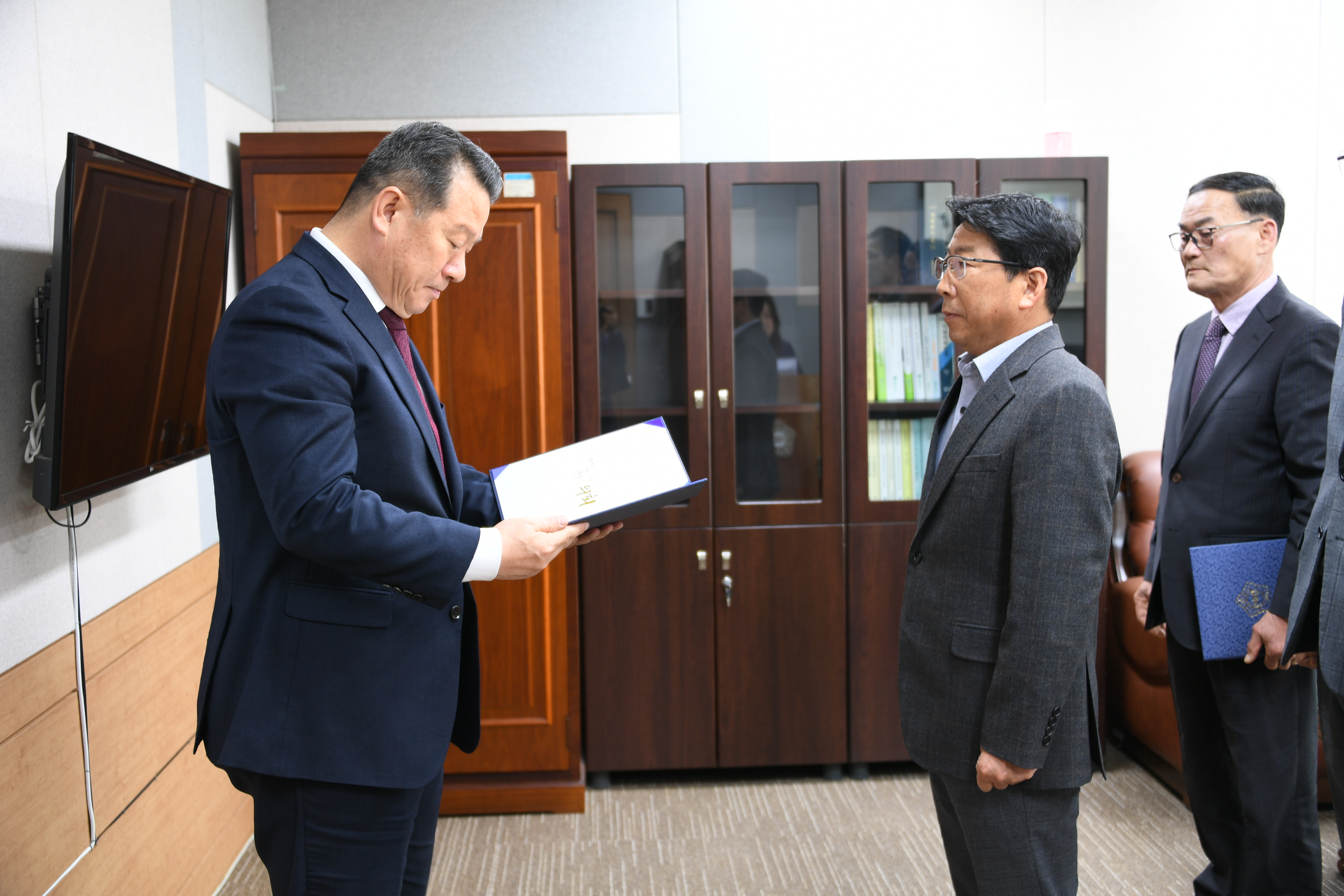 결산감사위원 위촉장 수여(2023.4.12.) 6