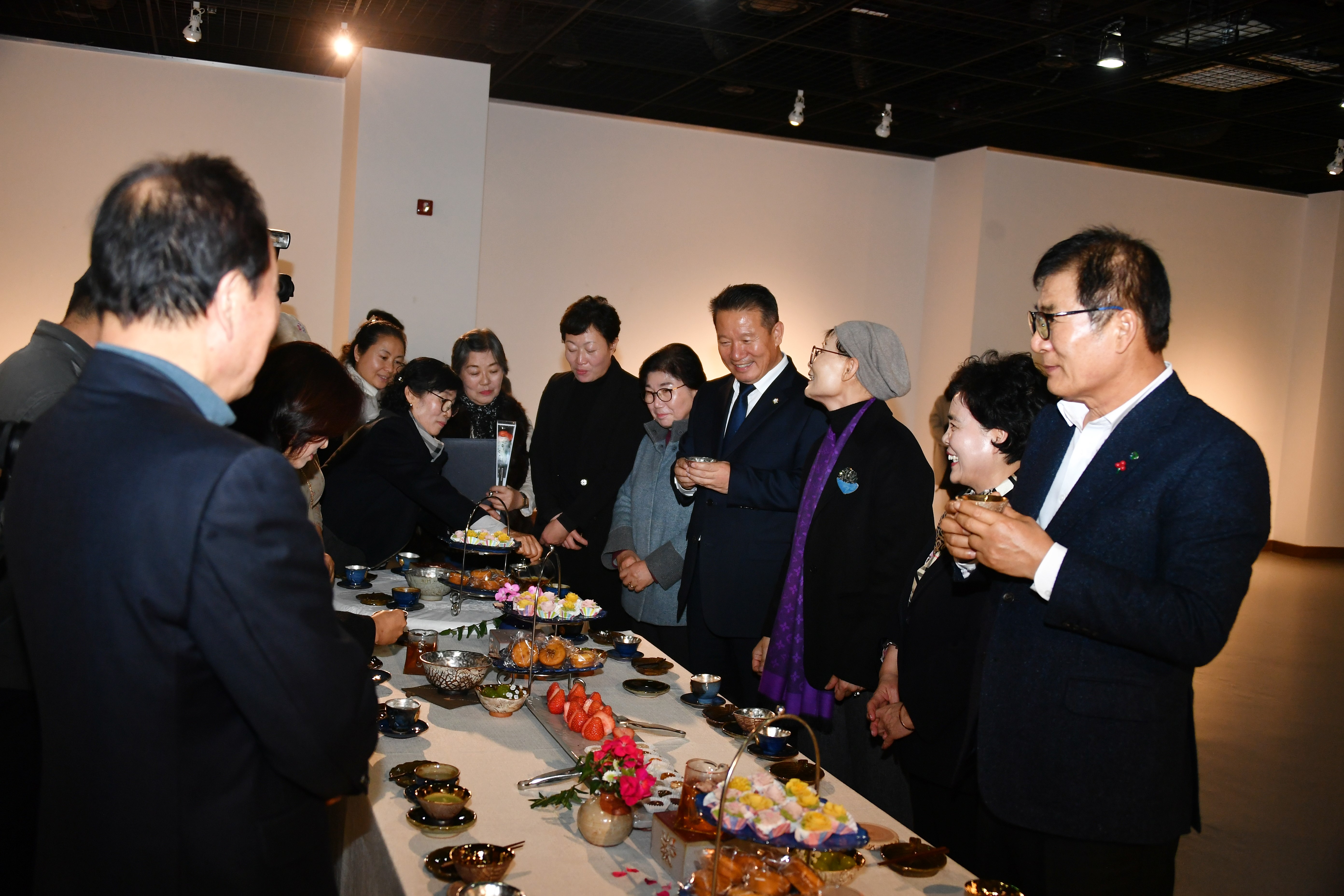 제1기 문화예술활동가 양성사업「 다례와도자기 만들기」전시개관식 10