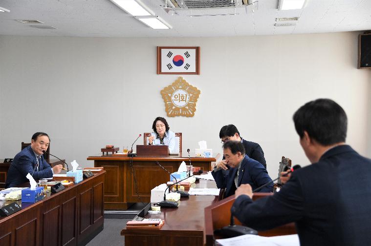 제8차 의원간담회 및 결산감사위원 위촉장 수여(2020.04.08.) 6