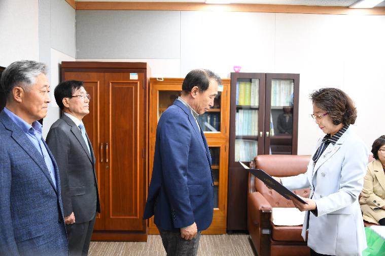 제8차 의원간담회 및 결산감사위원 위촉장 수여(2020.04.08.) 9