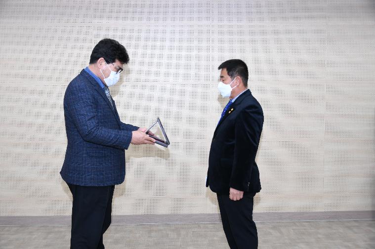 (사)한국농업경영인함평군연합회 제18·19대 회장단 이·취임식(2021.2.18.) 4