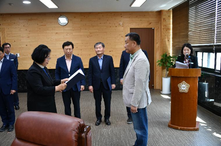 국외연수 심의위원 위촉장 전달식(2024.4.19.) 5