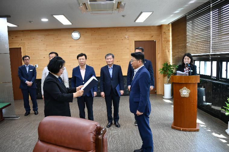국외연수 심의위원 위촉장 전달식(2024.4.19.) 6